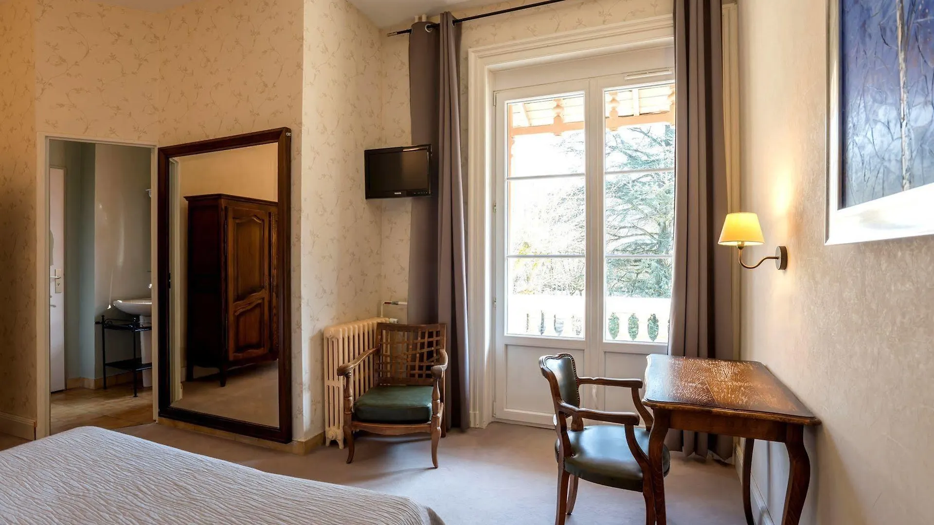Domaine Des Cedres - Hotel, Gites Et Insolites Villebois